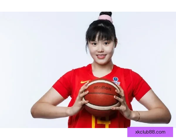 小宝生日快乐 李月汝分享庆祝照 自信微笑为自己干杯被爱环绕 小宝生日快乐 李月汝分享庆祝照 自信微笑为自己干杯被爱环绕